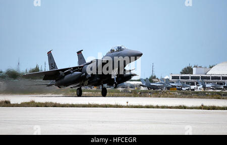 150325-N-YB753-184 KEY WEST, Florida (25. März 2015) eine F-15E Strike Eagle aus der Air Force 333rd Fighter Squadron startet aus Boca Chica Feld. Naval Air Station Key West ist eine State-of-the-Art Anlage für Luft/Luft-Kampfflugzeug Flugzeuge aller militärischen Dienstleistungen und unterstützt Weltklasse Expeditionary USA und ausländische Marineschiffe. (Foto: U.S. Navy Mass Communication Specialist 1. Klasse Brian Morales / veröffentlicht) NAS Schlüsselwesten Luft/Luft-training 150325-N-YB753-184 Stockfoto