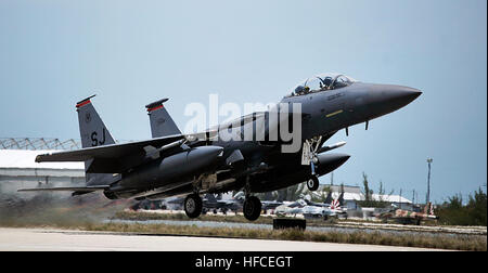 150325-N-YB753-185 KEY WEST, Florida (25. März 2015) eine F-15E Strike Eagle aus der Air Force 333rd Fighter Squadron startet aus Boca Chica Feld. Naval Air Station Key West ist eine State-of-the-Art Anlage für Luft/Luft-Kampfflugzeug Flugzeuge aller militärischen Dienstleistungen und unterstützt Weltklasse Expeditionary USA und ausländische Marineschiffe. (Foto: U.S. Navy Mass Communication Specialist 1. Klasse Brian Morales / veröffentlicht) NAS Schlüsselwesten Luft/Luft-training 150325-N-YB753-185 Stockfoto