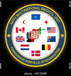 Vollfarb-Logo für die NATO Rolle 3 multinationale Medical Unit mit einem schwarzen Hintergrund. Rolle der NATO 3 multinationale medizinische Einheit 141225-N-JY715-784 Stockfoto