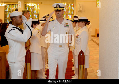 150917-N-XN177-180 YOKOSUKA, Japan (17. September 2015) – Rear Admiral Matthew Carter, Kommandant Navy Region Japan (CNRJ) durchläuft die Seite Jungs nach einer Einbürgerung Zeremonie statt an Bord Befehlshaber Flotte Aktivitäten Yokosuka (CFAY), Sept. 17. CFAY bietet, unterhält, und betreibt Basis Einrichtungen und Dienstleistungen zur Unterstützung der 7. US-Flotte nach vorne bereitgestellt Seestreitkräfte, 83 Mieter Befehle und 24.000 militärischem und zivilem Personal. (Foto: U.S. Navy Mass Communication Specialist 2. Klasse Peter Burghart/freigegeben) Einbürgerung Zeremonie 150917-N-XN177-180 Stockfoto