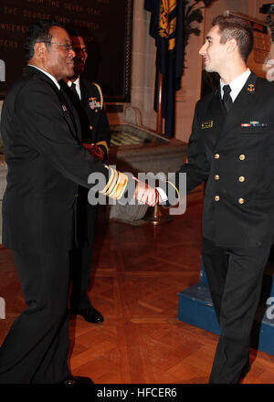 Vize-Admiral D.C. Curtis, Befehlshaber der Seestreitkräfte Oberfläche und Oberfläche Seemacht, Pazifikflotte, gratuliert Petty Officer 1st Class Christopher L. Laird, Midshipman aus El Paso, Texas, seine Auswahl von Aufträgen Auswahl nachts Schiff. 28. Mai Midshipmen aus der Marine-Akademie-Klasse von 2010 ausgewählte Aufträge zu ihrer ersten Schiffe, ein wichtiger Meilenstein vor Eintritt in die Flotte nach dem Studium und Inbetriebnahme. (Foto: Petty Officer 4. Klasse Dominic Montez) Naval Academy-Klasse von 2010 250765 Stockfoto