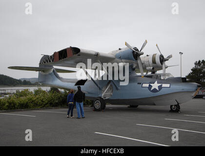 Vater und Tochter betrachten ein zweiter Weltkrieg Ära PBY-5A-Wasserflugzeug in Simard Hall an der Naval Air Station Whidbey Island Seaplane Base. Die PBY wurde in den 1930er und 1940er Jahren von Consolidated Aircraft produziert. Das Flugzeug erfüllt eine Reihe von Operationen auf See, einschließlich u-Jagd-Kriegsführung, Such- und Rettungsmaßnahmen und Konvoi-Schutz. Naval Air Station Whidbey Island Seaplane Base 294967 Stockfoto