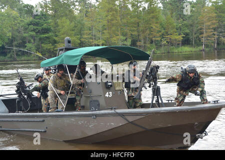 160907-N-TI567-192 STENNIS SPACE CENTER, Frl.--führen internationale Studenten die Teilnahme an der Naval Small Craft Anleitung und technische Lehranstalt Patrol Craft Advanced Training Kurs simulierten Extraktion Übungen um Personal aus einer feindlichen riverine Umwelt bei John C. Stennis Space Center in Mississippi zu entfernen.  PCAT ist ein fünf-Wochen-Kurs, der bietet internationalen Militär und Polizei spezielle Seeoperationen Einheiten/Mannschaften mit Weiterbildung in den Betrieb der Patrouillenboote während der Durchführung riverine Spezialoperationen Missionen gegründet.  NAVSCIATTS führt Stockfoto