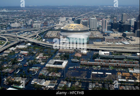 050831-N-8154G-115 New Orleans, Louisiana (31. August 2005) Ð Antenne Blick aus einem US Navy Hubschrauber, Hubschrauber Meer bekämpfen Geschwader zwei acht (HSC-28), zugewiesen zeigt die steigenden Fluten bedroht die gesamte Innenstadt von New Orleans Stadtzentrum, einschließlich das berühmte New Orleans Saints Super Dome.  Zehntausende von Vertriebenen Bürger suchten Zuflucht in der Kuppel vor, während und nach dem Hurrikan Katrina, aber wurden gezwungen, da Hochwasser weiter steigen in der gesamten Region zu evakuieren. HSC-28 fliegt die MH-60 Seahawk-Variante, Sitz in Norfolk, Virginia, und ist an Bord der Amphibiou begonnen Stockfoto