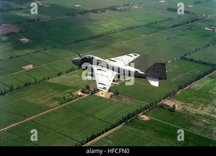 Ein A-6E Eindringflugzeug ist in einer Luft-Luft-Ansicht links dargestellt, während es dem nuklearbetriebenen Flugzeugträger USS Dwight D. Eisenhower (CVN 69) zugeordnet ist. Das Luftfahrzeug wird als Teil des Flugzeugflügels eingesetzt, der den Flugbetrieb durchführt. Stockfoto