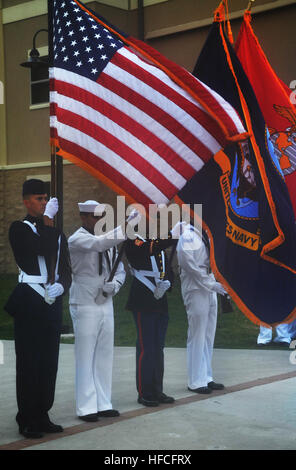 Eine Color Guard öffnet die Enthüllung der Allee der feierlichen "Chosin paar" Aug. 24. Die Navy Hospital Corps School Great Lakes, Teil der Marine Medizin Training Support Center, gemeinsame Basis San Antonio-Fort Sam Houston, gewidmet den Gehweg Jaenke und Fralish Hallen nach diejenigen, die die Schlacht von Chosin-Reservoir, während des Koreakrieges, zu Ehren und zu erinnern, wer starb, als auch diejenigen, die überlebten. Marine Sanitätern nennen Gehweg zu Ehren des %%% E2 %%% 80 %%% 98Chosin paar %%% E2 %%% 80 %%% 99 120824-N-UR169-001 Stockfoto