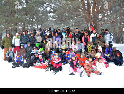 Mitglieder der Marine Misawa CPO 365-Programm, und Kinder und Familien aus einer lokalen Kindertagesstätte sammeln für ein Gruppenfoto nach einem Tag zusammen an der Skihütte Misawa Air Base, 15. Februar 2014. Die Segler eingeladen die Anwohner an Bord der Basis für einen Tag voller Spaß im Freien auf der Misawa Air Base.  (Foto: U.S. Navy Mass Communication Specialist 3. Klasse Erin Devenberg/freigegeben) Marine Misawa CPO 365 Segler verbringen Sie einen Tag mit lokalen Tagespflege 140215-N-DP652-001 Stockfoto