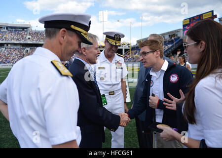 Secretary Of The Navy Ray Mabus schüttelt Hände mit Lt. Brad Snyder, Gewinner von zwei Goldmedaillen und eine Silbermedaille im 400, 100 und 50 Meter Freestyle-Wettbewerben bei den Paralympischen Spielen 2012. Snyder, Offizier Explosive Ordnance Beseitigung (EOD) und 2006 US Naval Academy Absolvent, wurde von der Naval Academy Athletic Association für seine Leistungen bei einem NCAA Fußball Matchup zwischen die Midshipmen und San Jose State Spartans bei der Navy Marine Corps Memorial Stadium erkannt. Am 7. September 2011 verlor Snyder sein Augenlicht, während bei einer improvisierten Sprengkörpern (IED) in seinem Gesicht w gezündet Stockfoto