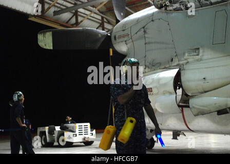 Navy Petty Officer 2. Klasse Hezekiah Tolar, einem fliegenden überleben Equipmentman, hilft bei der Bewegung von einem c-2 Greyhound US Naval Station Guantanamo Bay, Jan. 24. Tolar ist ein Mitglied der Flotte Logistics Support Squadron, am Naval Station Norfolk, Virginia Das Geschwader leistet logistische Unterstützung für die Operation Unified Response. (JTF Guantanamo Foto vom Navy Petty Officer 2. Klasse Sean Allen) Marine unterstützt Operation Unified Response 244679 Stockfoto