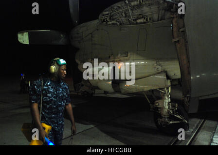 Navy Petty Officer 2. Klasse Hezekiah Tolar, einem fliegenden überleben Equipmentman, hilft bei der Bewegung von einem c-2 Greyhound US Naval Station Guantanamo Bay, 24. Januar 2010. Tolar ist ein Mitglied der Flotte Logistics Support Squadron, am Naval Station Norfolk, Virginia Das Geschwader leistet logistische Unterstützung für die Operation Unified Response. (JTF Guantanamo Foto vom Navy Petty Officer 2. Klasse Sean Allen) Marine unterstützt Operation Unified Response 244682 Stockfoto