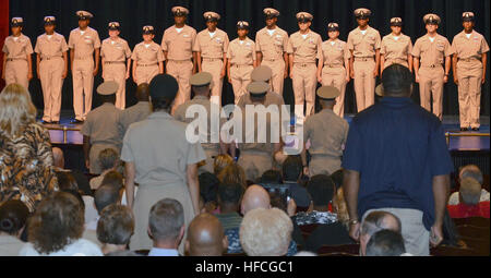 15 neu fixiert Navy Häuptlinge präsentieren sich nach Erhalt ihre Anker auf fast 800 Besucher der Chief Petty Officer anheften Zeremonie im Teatro Fort Sam Houston Sept. 14. Vize-Admiral Matthew Nathan, Surgeon General der Marine, wohnten der Zeremonie bei seinem Besuch am gemeinsamen Basis San Antonio-Fort Sam Houston. Marine Gesundheitsminister besucht verletzte Marines, Segler 120913-N-SR136-002 Stockfoto