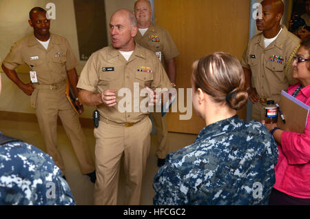 Vice Admiral Matthew Nathan, Surgeon General der Marine, Aktien ein Witz bei einem Besuch bei verwundeten Marines, Seglern und das Personal der Marine Gesundheit Klinik Fronleichnam Ablösung an der San Antonio Military Medical Center, Sept. 13. Marine Gesundheitsminister besucht verletzte Marines, Segler 120913-N-UR169-003 Stockfoto