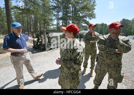 FORT LEE, VA (20. Mai 2015) - Robert Lias, Chefberater für Öl/Wasser-Abteilung an Bord Fort Lee Slips Rear Admiral Valerie Huegel auf die gemeinsame Ausbildung Fähigkeiten der Kraftstoff-Ausbildungsstätte. Reservieren Sie Komponente Segler aus Marine Cargo Handling Bataillon 8 (NCHB 8) und Marine Cargo Handling Bataillon 10 (NCHB 10) in den letzten Phasen der Brennstoffe Einheit Level Training Assessment (ULTRA). NAVELSG bietet expeditionary Logistik-Fähigkeit für die Marine und gemeinsame Service-Kunden. (Foto: U.S. Navy Chief Masse Kommunikation Spezialist Edward Kessler/freigegeben) NCHB 8 und 10 Brennstoffe ULTRA 150520-N Stockfoto