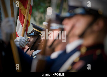 Der gemeinsame Dienst Ehren Garde präsentiert die Farben während der Zeremonie ein Gedenkbuch "Für Kinder der Tapferkeit" zu Ehren der Kinder von gefallenen Arlington National Cemetery, Arlington, VA., 15. Mai 2009 präsentiert. Das Buch ist zur Unterstützung von Verlust eines engen geliebten betroffene Kinder zu verstehen und ihre Trauer zu verarbeiten. Neue Buch soll helfen, Kinder der Truppen in Arlington 172436 begraben Stockfoto