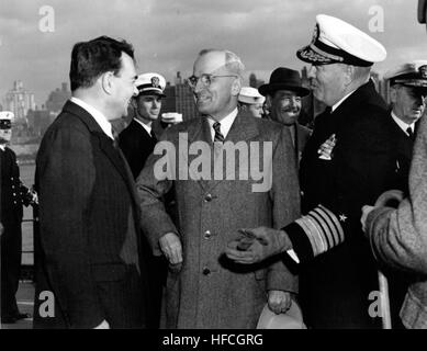 New Yorker Gouverneur Thomas Dewey, Präsident Harry S. Truman und Admiral Jonas H. Ingram Stockfoto