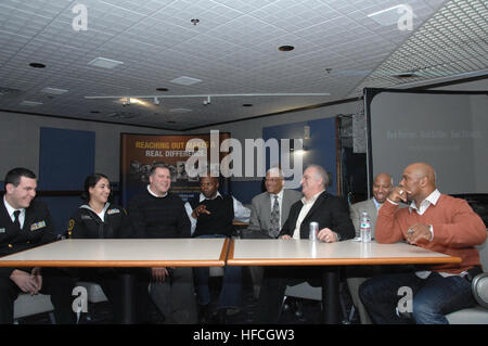 110117-N-8732C-031 WASHINGTON (16. Januar 2011) – (von links nach rechts) U.S. Naval Sea Cadet Corps Chief Petty Officer Kyle Herbert von College Park, Maryland, Meer Kadett 3. Klasse Petty Officer Leila Farzam von Bethesda, Maryland, Navy Captain John Sears von Alexandria, VA., ehemaliger NFL Spieler Ken Harvey (Washington Redskins und Arizona Cardinals Linebacker), Mark Washington (Dallas Cowboys und New England Patriots Cornerback) und Eric Hipple (Detroit Lions Quarterback) , Navy Lt. Kwasi Sneed und ehemalige NFL-Spieler Ricky Ervins (San Francisco 49ers Runningback) genießen Sie einen Lachen zusehen die Seattle Seahawks und Stockfoto