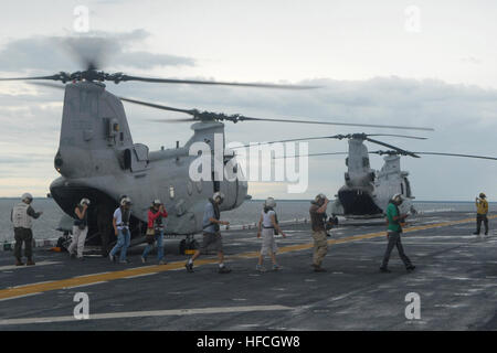 Nichtstaatliche Organisation Personal fahren einen US Marinekorps CH-46E Sea Knight-Hubschrauber an Bord der amphibischen Angriff Schiff USS Iwo Jima im Jahr 2010 weiterhin versprechen. Den zugewiesenen medizinischen und technischen Personal an Bord Iwo Jima begannen Arbeiten mit Nation Partnerteams zu mehreren verschiedenen Nationen ärztliche, zahnärztliche, Veterinär und engineering unterstützen. NGO's Besuch USS Iwo Jima 308210 Stockfoto