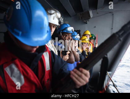 Pazifik (1. Dezember 2016) Segler zugewiesen auf dem Flugzeugträger USS Nimitz (CVN-68) stehen für einen Schuss Linie in Richtung USNS Yukon (T-AO 202) ausgelöst werden, vor dem ein im Gange Nachschub. Nimitz führt derzeit zugeschnitten Schiff Training Verfügbarkeit und letzte Bewertung Problem (TSTA/FEP), die die Crew auf ihrer Leistung während Trainingsübungen und reale Szenarien bewertet. Einmal vollendet Nimitz TSTA/FEP sie Board of Inspection und Umfrage (Mission) und Composite Training Unit Übung (COMPTUEX) in der Vorbereitung für die bevorstehende Bereitstellung von 2017 beginnen. (US-Navy Stockfoto