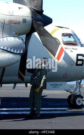 Eine E-2C Hawkeye von Carrier Airborne Early Warning Squadron VAW-123, die an Bord der USS Theodore Roosevelt (CVN 71) eingesetzt wurde, wird von einem Piloten einer Propellerinspektion unterzogen. Das Flugzeug unterstützt die flugzeuggestützten Frühwarn- und Überwachungsoperationen für die Operation Enduring Freedom. Stockfoto