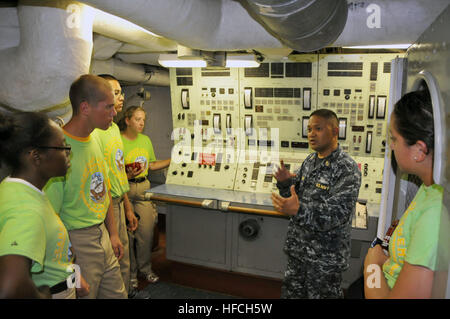 Chief Gas Turbine System Technician (Mechanical) Rafael Santillan, führenden Leiter und Dozent an der Gasturbine Strang Beitritte Schule am Naval Station Great Lakes, erklärt ein Schiff Motor Control Board Junior Marine ROTC jüngstere Söhne. Mehr als 120 Kadetten, besuchte von NJROTC Area 3 Einheiten über sieben Midwest Staaten, die 2014 NJROTC Leadership Academy Juni 14-21. (US Navy Foto von Scott A. Thornbloom/freigegeben) NJROTC-Leadership-Academy 140618-N-IK959-187 Stockfoto