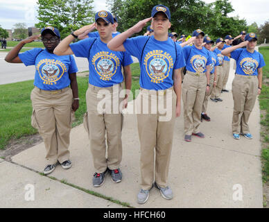 GREAT LAKES, Ill., (17. Juni 2015) – Bereich 3 Marine Junior Reserve Officers' Training Corps (NJROTC) Kadetten Gruß Morgen Farben vor der Tour Naval Station Great Lakes Engineering Systeme Schulgebäude während der jährlichen NJROTC Leadership Academy, 17.Juni. (US Navy Foto Scott A. Thornbloom) NJROTC-Leadership-Academy am Naval Station Great Lakes 150617-N-IK959-077 Stockfoto