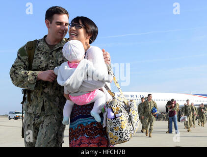 NAVAL BASE VENTURA COUNTY, Kalifornien (18. Februar 2014) Hospital Corpsman 2. Klasse Donald Carter wird von seiner Frau und ihre Tochter nach der Rückkehr von einer Bereitstellung mit Naval Mobile Bau Bataillon (NMCB) 3 begrüßt.  NMCB-3 auf dem US Pacific Command Zuständigkeitsbereich bereitgestellt wurde, leistungsstarke Basis Baubetrieb und humanitäre Hilfe Missionen.  (Foto: U.S. Navy Mass Communication Specialist 1. Klasse John P. Curtis/freigegeben) 140218-N-ZZ999-003 verbinden das Gespräch http://www.navy.mil/viewGallery.asp http://www.facebook.com/USNavy http://www.twitter.com/USNavy http:/ Stockfoto