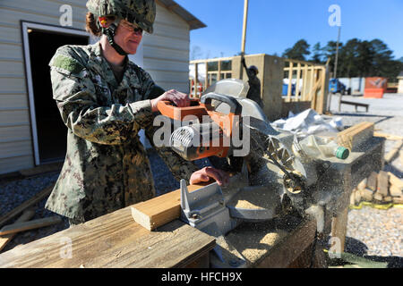 130217-N-OV434-137 CAMP SHELBY, Frl. (17. Februar 2013) Bau Elektriker 2. Klasse Melissa Bathen zugewiesen, Naval Mobile Bau Bataillon (NMCB) 15, Kürzungen Holzbalken während einer Abschlussbewertung Problem (FEP) vor der Bereitstellung. FEP dient zum trainieren und bewerten Seabees auf verschiedene Szenarien, die sie gegenüberstellen können. NMCB-15 wird mobilisiert, Unterstützung der Operation Enduring Freedom und ist ein Expeditionskorps Element der US Naval Forces, die als Kampf-Ingenieure agieren und unterstützt verschiedene Einheiten weltweit durch nationale Kraft Bereitschaft, humanitäre Hilfe und Gebäude und Infrastruktur. (U Stockfoto