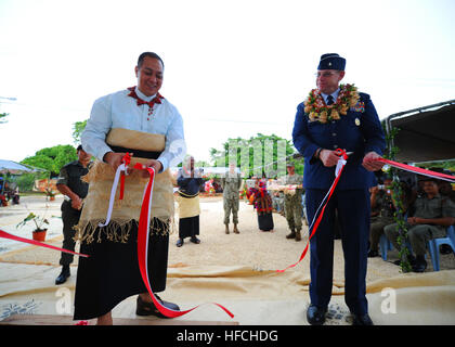 Von links kündigen Sie Tonga Kronprinz seine königliche Hoheit Tupouto'a Ulukalala und US Pacific Command Vertreter Air Force Major General William Burks offiziell die Eröffnung neuer 710 Quadratfuß großen Halle und Katastrophe Antwort Gemeindezentrum während eines offiziellen Banddurchtrennungszeremonie 19 Februar in Te'ekiu, Tonga. Seabees von Naval Mobile Bau Bataillon (NMCB) 3 Bau Civic Aktion Detail (CCAD) absolvierte die mehr als $650K-Projekt in 6 Monaten. NMCB 3 ist ein wesentlicher Bestandteil der US-Meeresstrategie, Bereitstellung von Seabees in der Lage Katastrophe Vorbereitung und wiederherstellen Stockfoto