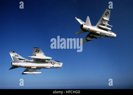 Eine Luft/Luft-rechten Unterseite Ansicht von zwei a-7 Corsair-Flugzeugen auf dem Flugzeugträger USS AMERICA (CV-66), Light Attack Squadron 72 (VA-72) zugewiesen. A-7Es VA-72 im Flug 1982 Stockfoto