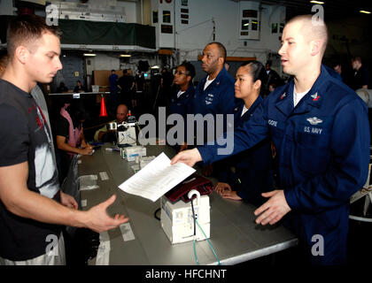 Hospital Corpsman Petty Officer 2. Klasse Jason D. Moore, von Mena, Arizona, zugeordnet zu den amphibischen Angriff Schiff USS Essex, teilt medizinische Fragebögen zu evakuierte während einer nachgebauten non-Combatant Evakuierung Operationen zu bohren, in das Schiff Aufhänger Bucht Cobra Gold 2009 zu unterstützen. CG 09 ist eine jährliche Thailand und U.S. mitgesponsert gemeinsame Koalition multinationale militärische Übung entwickelt, um eine Thai, USA und Singapur Koalition Task Force. Die Übung umfasst auch humanitäre bürgerschaftliches Engagement Projekte mit teilnehmenden Nationen aus Indonesien, Japan, Singapur, Thailand und den USA ein Stockfoto