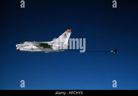 Eine Luft/Luft-linke Seitenansicht eines KA-7 Corsair-Flugzeugs auf dem Flugzeugträger USS AMERICA (CV-66), Light Attack Squadron 46 (VA-46) zugewiesen. A-7E Corsair II VA-46 Tanker im Flug 1982 Stockfoto