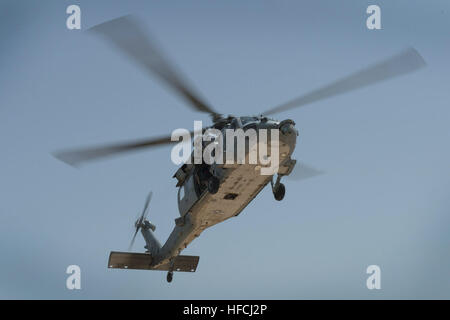 Ein MH-60 s Sea Hawk Hubschrauber Helikopter Meer bekämpfen Geschwader 26, einem det zugewiesen schwebt über die Drop-Zone während einer Trainingsmission mit US Navy Special Warfare Combatant-Craft Besatzungsmitglieder. HSC 26, det ein ist ein nach vorn eingesetzt Seemacht gut befestigt, Commander, Task Force 53, Bekämpfung Logistik und Such- und Bergungskosten Fähigkeit überall in den USA bieten 5. Flotte Aufgabengebiet.  (Foto: U.S. Navy Mass Communication Specialist 1. Klasse Michael Sandberg/freigegeben) NSW Ausbildung 130619-N-OA702-050 Stockfoto