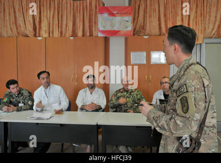 KABUL, Afghanistan (22. Februar 2014) Oberstleutnant Wald S. Kim, Ph.D, FACHE, Teamleiter der Streitkräfte Akademie der medizinischen Wissenschaften Beraterteams, richtet sich an afghanische Zivilisten und militärische Ärzte aus der National Military Hospital wie sie entwickeln einen Schulungsplan für die acht Luft transportablen Behandlungseinheit die afghanische Nationalarmee ihre regionalen Befehle erteilen wird. Das Beraterteam ist Teil der NATO Training Mission-Afghanistan, ihre Mission ist es, beraten, unterstützen und trainieren Afghan National Army medizinisches Personal und schaffen nachhaltige medizinische Fähigkeiten. (U.S. Marine p Stockfoto