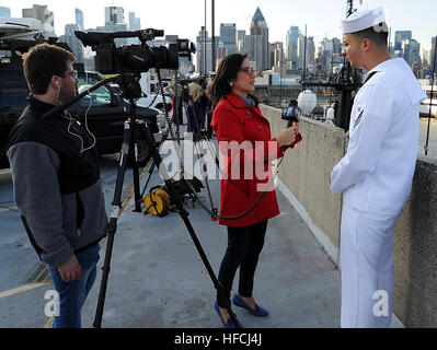 150520-N-CD297-020 New York (20. Mai 2015) - Fabiola Galindo, ein Reporter mit NY1 Noticias, interviews New York native Logistik Spezialist Seemann Geraldo Matos, zugewiesen, USS San Antonio (LPD-17), über was es bedeutet, in Fleet Week New York (FWNY), 20 Mai teilnehmen. FWNY ist das Stadtfest von der Meer-Service. Es ist eine einzigartige Gelegenheit für die Bürger von New York und Besucher mit Matrosen, Marines und Küste Gardisten vom 20 bis zum 26. Mai zu interagieren. (Foto: U.S. Navy Mass Communication Specialist 1. Klasse Andre N. McIntyre/freigegeben) NY1 Noticias Interview Stockfoto