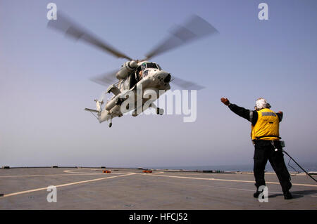 080527-N-8539M-929 Persischer Golf (27. Mai 2008) eine SH - 2 G Super Sea Sprite aus dem Flugdeck der Neuseeland Anzac-Klasse zieht Schiff HMNZS Te-Mana (F-111) Unterstützung der Operation Stakenet, eine kombinierte Task Force 152 Betrieb konzentriert sich auf die Gewährleistung einer rechtmäßigen maritime Reihenfolge in den Persischen Golf und die beteiligten Einheiten aus Bahrain, Neuseeland, Großbritannien, den USA und anderen regionalen Ländern. US Navy Foto von Mass Communication Specialist 2. Klasse N. Brett Morton (freigegeben) NZ Seasprite 2008 Stockfoto