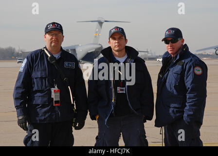 Mehr als 80 Mitglieder der FEMA Virginia Task Force 2 Urban Search and Rescue entsenden von Marinestützpunkten wie Oceana, Little Creek und Dam Neck nach Port-au-Prince, Haiti, um Notfallmaßnahmen und Rettungseinsätze zu unterstützen. Stockfoto