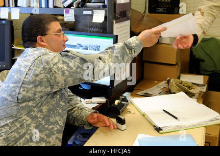 GUANTANAMO BAY auf Kuba – Armee Sgt. Patrick Carlozzi, mit der Rhode Island Army National Guard 115. Military Police Company, übergibt ein Check-Out-Blatt zurück zu einer Joint Task Force Guantanamo-Service-Mitglied 30. August 2010. Die 115. MP Co. ist hier auf eine einjährige Bereitstellung bietet Sicherheit in JTF Guantanamo. JTF Guantanamo bietet sichere, humane, legale, transparente Pflege und Obhut der Gefangenen, einschließlich der Militärkommission und die verurteilten freigegeben von einem Gericht angeordnete. Die JTF führt Intelligenzansammlung, Analyse und Verbreitung für den Schutz von Insassen und Personal Stockfoto