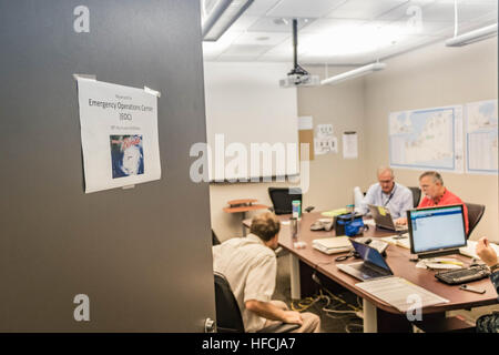 JACKSONVILLE, Florida (3. Oktober 2016) Don Maconi, links, Naval Einrichtungen Befehl (NAVFAC) Südosten Kontingenz Ingenieur, Ken Newton, NAVFAC Südosten Verwaltungsangestellte, und Robert McCauslin, NAVFAC Südosten stellvertretender Geschäftsführer, diskutieren Optionen bei der Vorbereitung auf die Ankunft des Hurrikans Matthew NAVFAC Südosten Emergency Operations Center am NAS Jacksonville, Florida (U.S. Navy Photo von Jeffrey Hamlin/freigegeben) Naval Station Guantanamo Bay auf Kuba 161003-N-PA772-006 mitreden : www.navy.mil/viewGallery.asp www.facebook.com/USNavy www.twitter.com/USNavy navylive.dodlive.mil Stockfoto