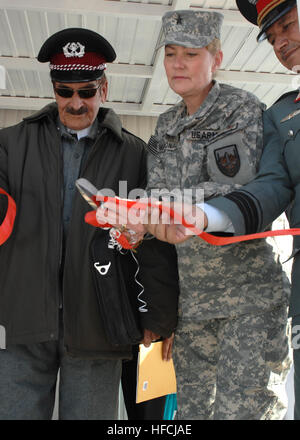 Afghanische Nationalpolizei Oberstleutnant Gul Mohammed, von links, Major General Anne F. Macdonald, stellvertretender Kommandierender general, NATO Training Mission-Afghanistan, und Oberst Quraishi Shafiqa, Chef der weiblichen Rechte und Geschlecht, afghanische Nationalpolizei, schneiden Sie ein Band anlässlich der offiziellen Eröffnung des Regional Training Center 1, in Jalalabad. RTC-1 ist das erste Trainingszentrum für alle Frauen speziell für weibliche afghanische nationale Polizisten gebaut. Nach 13 Wochen Bauzeit ist autarke Trainingsbereich jetzt bereit für die erste Klasse der neun Polizistin Kandidaten um die 8-Wochen-Programm zu beginnen. Stockfoto