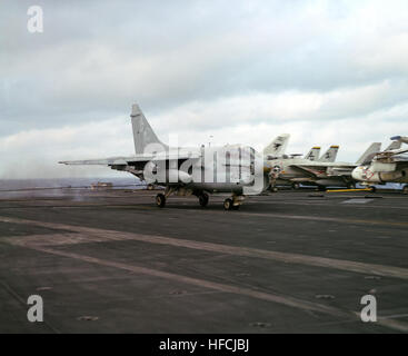 Ein A-7E Corsair II-Flugzeug landet an Bord der nuklear angetriebene Flugzeugträger USS DWIGHT D. EISENHOWER (CVN-69). A-7E VA-12 Landung auf der USS Eisenhower (CVN-69) Jan 1985 Stockfoto