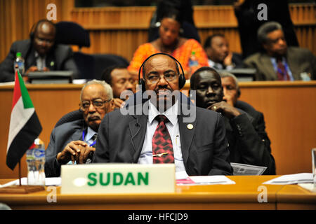 Der Präsident des Sudan, Omar Hassan Ahmad al-Bashir hört eine Rede bei der Eröffnung der 20. Sitzung der neuen Partnerschaft für Afrikas Entwicklung in Addis Abeba, Äthiopien, 31. Januar 2009. Vorrangiges Ziel der Partnerschaft ist zur Beseitigung der Armut in Afrika und langfristigen und nachhaltigen politischen, wirtschaftlichen und sozialen Wandel auf den Kontinent zu bringen. (Foto: U.S. Navy Mass Communication Specialist 2. Klasse Jesse B. Awalt/freigegeben) Omar al-Bashir, 12. AU-Gipfel 090131-N-0506A-347 Stockfoto