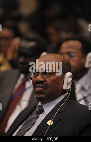 Omar Hassan Ahmad al-Bashir, Präsident des Sudan, sitzt im Plenarsaal des Zentrums der Vereinten Nationen-Konferenz in Addis Abeba, Äthiopien, während der 12. Gipfel der Afrikanischen Union 2. Februar 2009. Die Versammlung billigte das Kommuniqué, ausgestellt von der Friedens- und Sicherheitsrat der Afrikanischen Union, den Prozess initiiert durch den internationalen Strafgerichtshof zu Bashir anzuklagen zu verschieben. (Foto: U.S. Navy Mass Communication Specialist 2. Klasse Jesse B. Awalt/freigegeben) Omar al-Bashir, 12. AU-Gipfel 090202-N-0506A-724 Stockfoto