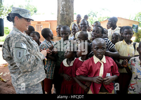 US Armee Generalmajor Thamus J. Morgan, ein Tierarzt aus dem 411th Civil Affairs Bataillon zur Unterstützung kombiniert Joint Task Force-Horn von Afrika, begrüßt Kinder aus Kakute Primary School in Kakute, Uganda, 23. April 2013. Morgan kontrolliert das Dorf Vieh-Gesundheitsschutz-mit Uganda People Defense Force Gesundheitswesen Tierexperten als Bestandteil einer Gesundheit, eine gesamtstaatliche-Programm koordiniert von der ugandischen Regierung UPDF, US Agency for International Development, US State Department, US-Botschaft in Uganda und CJTF-HOA Ugandas medizinischen Fähigkeiten zu stärken. Insgesamt Stockfoto