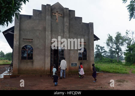 Dorfbewohner von Kakute, Uganda, versammeln sich am Kakute Kirche von Uganda, 23. April 2013, um theatralische Vorstellung ordentliches Essen, Wasser und Körperpflege Hygieneverfahren durchgeführt von Mensch und Tier Gesundheitsexperten aus kombiniert Joint Task Force-Horn von Afrika Chirurg Zelle, 411th Civil Affairs Bataillon, Uganda People Defense Force und ihre zivilen Pendants. Wegen der hohen Analphabetenrate in Kakute beschlossen, die Darsteller Wissensaustausch mit den Dorfbewohnern von acting out Informationen, manchmal benannt, "Theater Leben." Die Veranstaltung war Teil einer Gesundheit, ein zwei-Wochen-ser Stockfoto