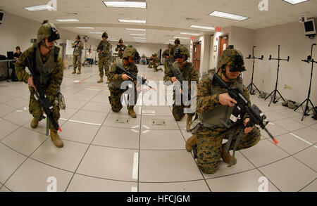 Marines aus dem 2d Bataillon, 8. Marine Regiment, Zug mit dem Zukunft Immersive Training Umwelt gemeinsame Fähigkeiten Technologiedemonstration virtual-Reality-System in das Simulationszentrum in Camp Lejeune, North Carolina gesponsert von der uns Joint Forces Command, mit technischen Leitung zur Verfügung gestellt durch das Office of Naval Research, FITE JCTD ermöglicht eine individuelle tragen eine eigenständige virtual-Reality-System mit keine externen Leinen und ein kleiner Joystick auf der Waffe montiert , in eine realistische virtuelle Welt, dargestellt in einem Helm ermöglichen Display montiert. Operative Anpassung integriert Techn Stockfoto