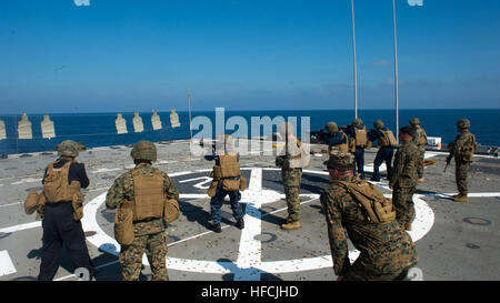 SOUTH CHINA SEA (7. Februar 2014) – Segler befestigt, Austin-Klasse amphibious Transport dock Schiff USS Denver (LPD 9) Teilnahme an einer live-Feuer-Übung mit M16 und M4 Stromschnellen auf dem Flugdeck. Denver ist der Bonhomme Richard amphibische bereit Gruppe zugewiesen und ist Durchführung von Operationen in den USA 7. Flotte Area of Operations. (Foto: U.S. Navy Mass Communication Specialist 3. Klasse Bradley J. Gee/freigegeben) Betriebsunterstützung an Bord USS Denver Cobra Gold 140207-N-IC565-763 Stockfoto