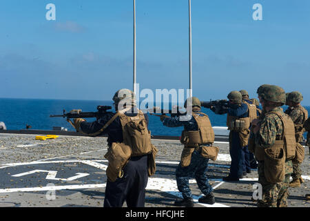 SOUTH CHINA SEA (7. Februar 2014) – Segler befestigt, Austin-Klasse amphibious Transport dock Schiff USS Denver (LPD 9) Teilnahme an einer live-Feuer-Übung mit M16 und M4 Stromschnellen auf dem Flugdeck. Denver ist der Bonhomme Richard amphibische bereit Gruppe zugewiesen und ist Durchführung von Operationen in den USA 7. Flotte Area of Operations. (Foto: U.S. Navy Mass Communication Specialist 3. Klasse Bradley J. Gee/freigegeben) Betriebsunterstützung an Bord USS Denver Cobra Gold 140207-N-IC565-784 Stockfoto