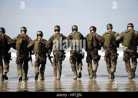 Crewman Qualifikation Ausbildung von Studenten treffen die Brandung vor Beginn der medizinischen Unterweisung am Silver Strand Beach in Coronado, Kalifornien CQT ist ein 14 Wochen Aufbaukurs Lehre grundlegenden Waffen, Seemannschaft, erste Hilfe und kleine Einheit Taktik zu Special Warfare Combatant-Craft Crewman Auszubildende. SWCCs Bedienung und Wartung der Marine Bestand an State-of-the-Art, High-Speed-Boote benutzt, um Robben in Sondereinsätzen Missionen weltweit zu unterstützen. Operationen der Marine Amphibious Base Coronado 115259 Stockfoto