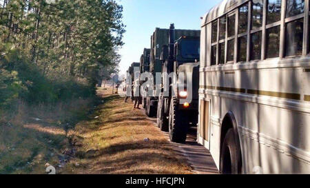 HIGHWAY 49, Frl. (13. Februar 2015) Segler aus Naval Mobile Bau Bataillon (NMCB) 1 Konvoi auf Lager Shelby in Hattiesburg, Mississippi, einer der Standorte für ihre 2015 Field Training Exercise. (Foto: U.S. Navy Senior Chief Information Systems Techniker sonnigen Williamson) Betrieb mit Duell 2015 150213-N-ZZ000-001 Stockfoto