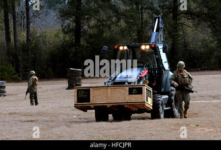 CAMP SHELBY, Frl. (17. Februar 2015) Seabees von Naval Mobile Bau-Bataillon 1 Luft ablösen und Detachment 2 Operationen an Bord Camp Shelby, Frl., während Betrieb Lager Duell, ein Feld-Übung in Vorbereitung auf ihren nächsten Einsatz. (Foto: U.S. Navy Chief Masse Kommunikation Spezialist Kim Martinez) Betrieb mit Duell 2015 150218-N-EP471-441 Stockfoto